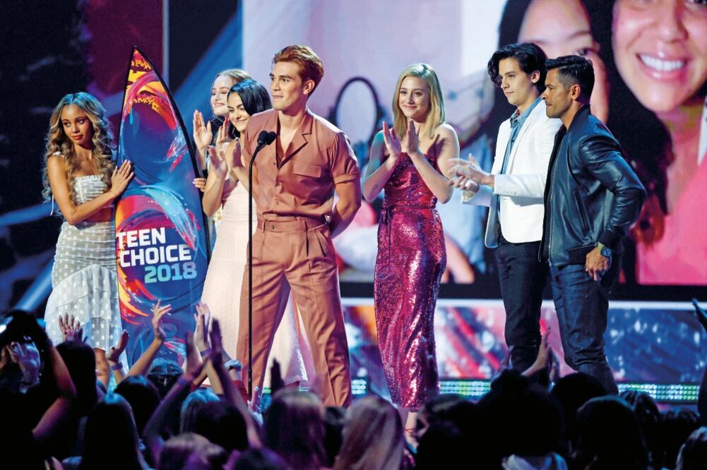 Vanessa Morgan, Madelaine Petsch, Camila Mendes, KJ Apa, Lili Reinhart y Cole Sprouse, de Riverdale, subieron al escenario para recibir sus premios. Foto: AGENCIAS