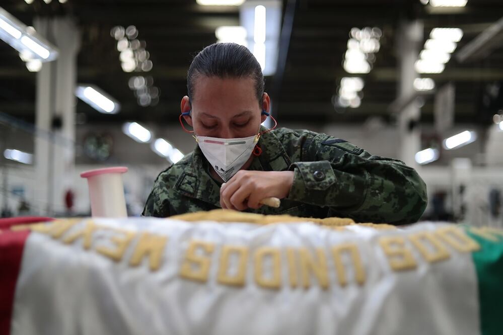 El águila real del Escudo nacional tarda en ser bordado y pintado por lo menos 10 días, y para ello nueve técnicos castrenses ocupan sus manos