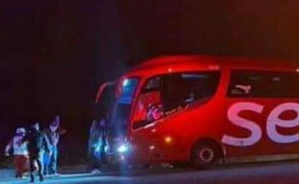 Momento en que  hombres armados interceptan autobús con  36 migrantes. Foto: Especial