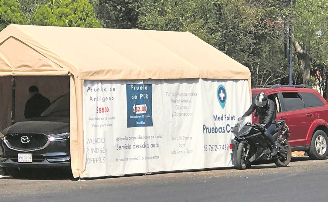 En las primeras dos semanas de este año, cientos de automovilistas han formado filas en carpas callejeras instaladas, especialmente en Ciudad Satélite, para someterse a test Covid. Foto: Rebeca Jiménez/ EL UNIVERSAL.