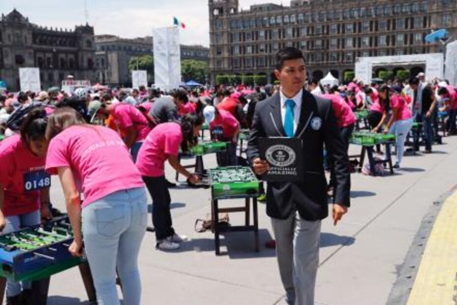 Rompen récord Guinness de futbolito de mesa en el Zócalo
