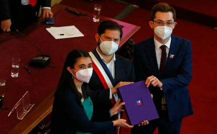 Convención constituyente de Chile entrega propuesta final de carta magna a Gabriel Boric