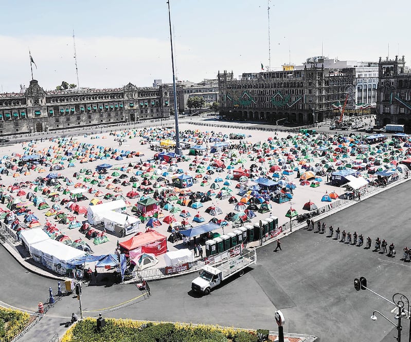 Los integrantes del Frente Anti-AMLO expandieron el sábado el campamento que mantienen en el Zócalo. Foto: AFP