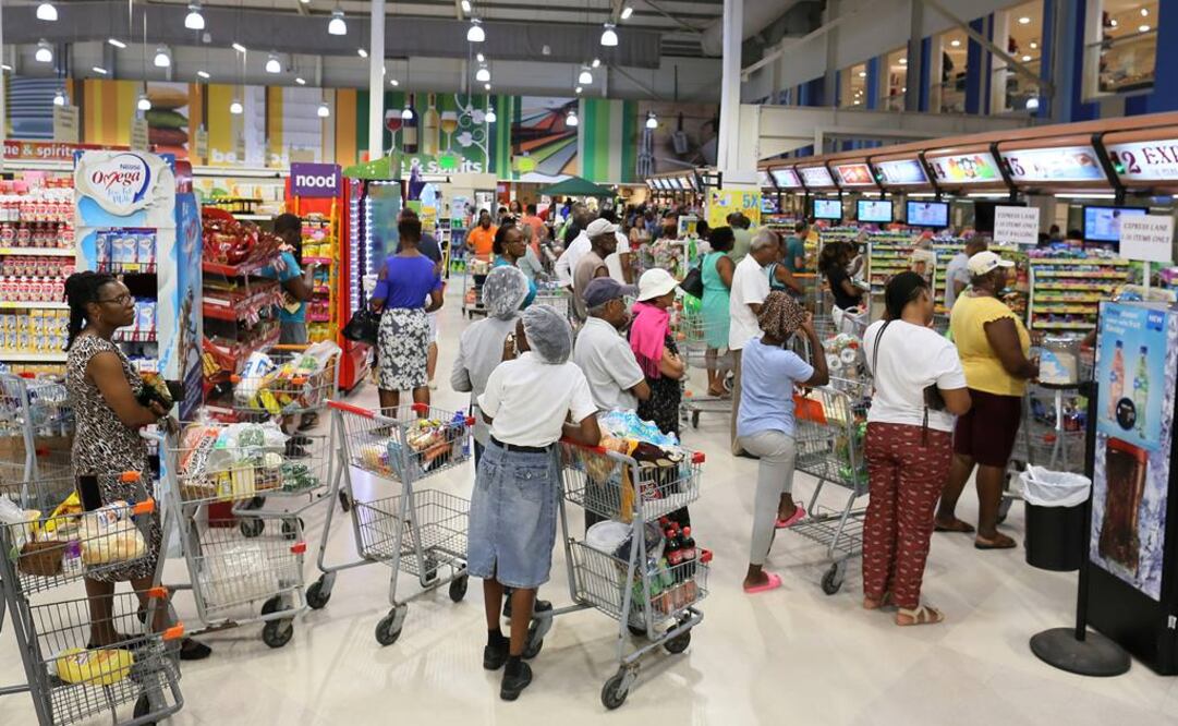 Habitantes de la isla caribeña de Barbados se alistan para la llegada de la tormenta "Dorian" (Foto: Reuters)