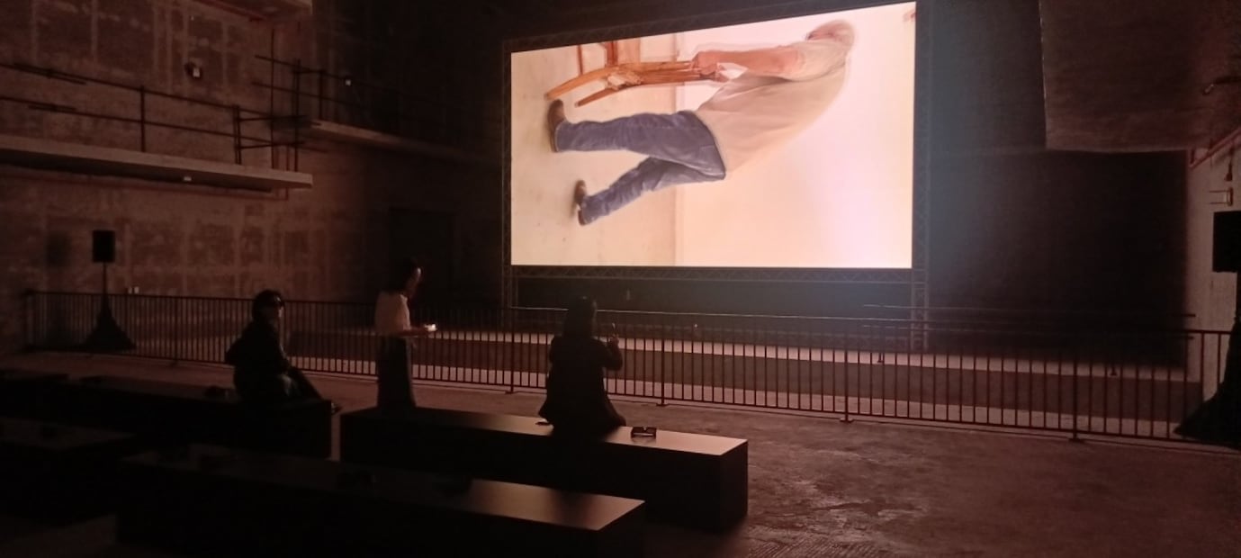 La videoinstalación "Beckett´s Chair. Portrait Rotated", de Bruce Nauman. Foto: José Quezada / EL UNIVERSAL