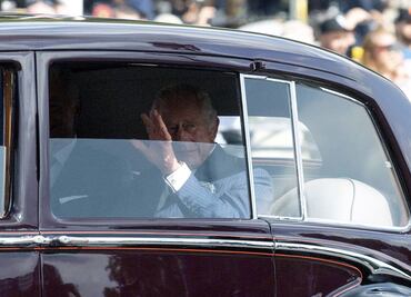 Culmina Carlos III en Gales su gira por Reino Unido