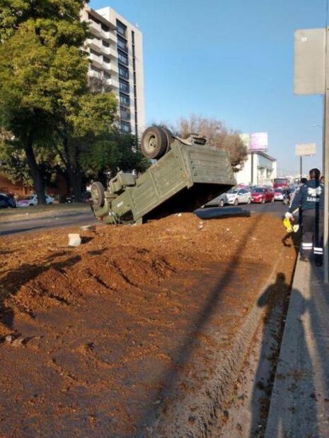 Vuelca camión militar en Periférico; reportan dos heridos y caos vial