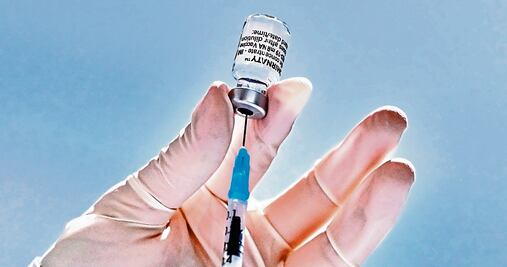 Además de AstraZeneca, ¿qué otra vacuna contra Covid-19 ha sido ligada a casos de trombosis?