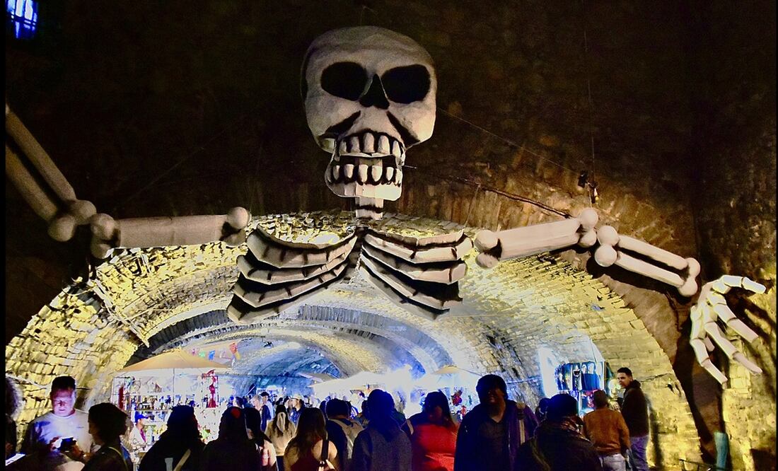 Calaveras monumentales, momias y ofrendas se extienden a lo largo de un kilómetro en el “Túnel de la Muerte”, en Guanajuato (México), el miércoles 29 de octubre de 2025. Foto: EFE