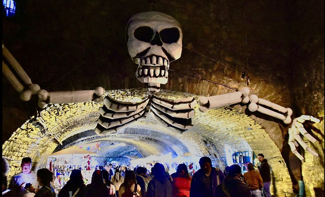 Calaveras monumentales, momias y ofrendas se extienden a lo largo de un kilómetro en el “Túnel de la Muerte”, en Guanajuato (México), el miércoles 29 de octubre de 2025. Foto: EFE