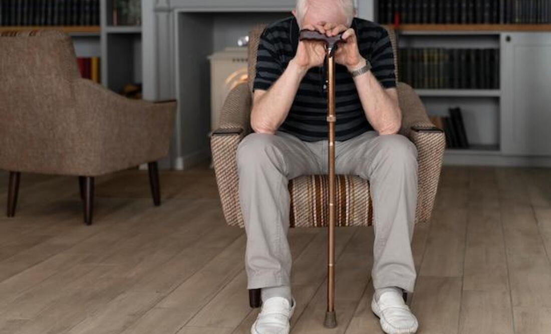 ¿Cómo identificar y tratar la migraña en personas adultas mayores? Esto se sabe . Fuente: Freepik.