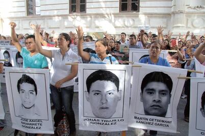 Padres de los 43 convocan a Vidulfo a aclarar audio