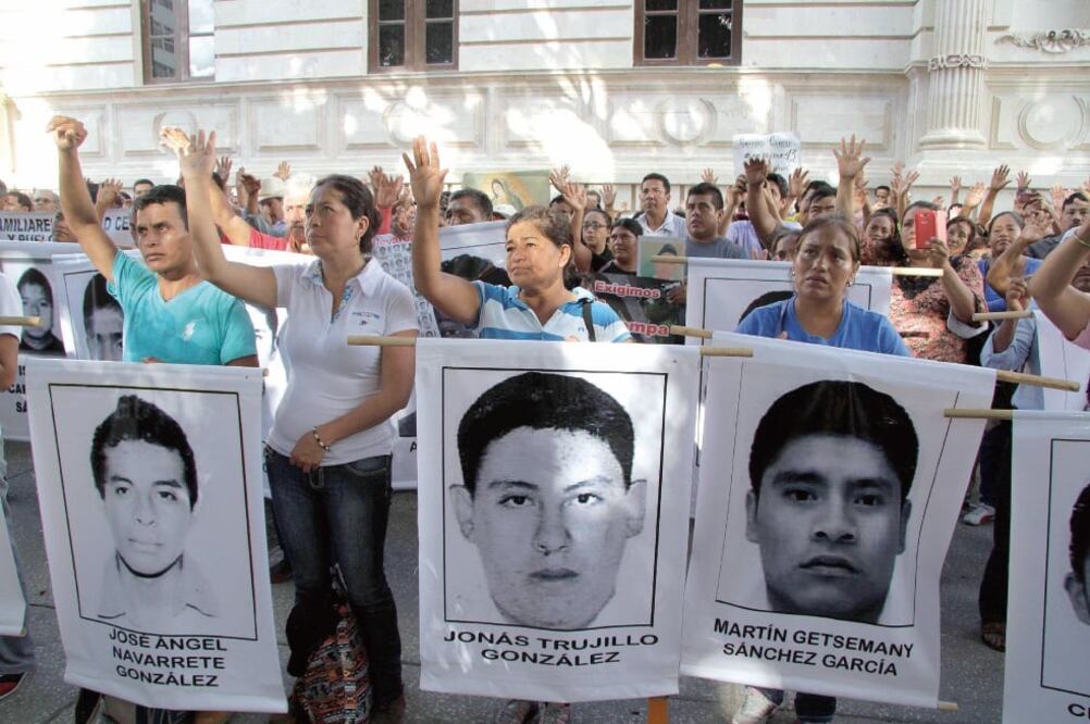 Los padres de los 43 rechazan una fractura en el movimiento; dicen que hay buena relación con su abogado y denuncian una campaña de desprestigio (ARCHIVO EL UNIVERSAL)