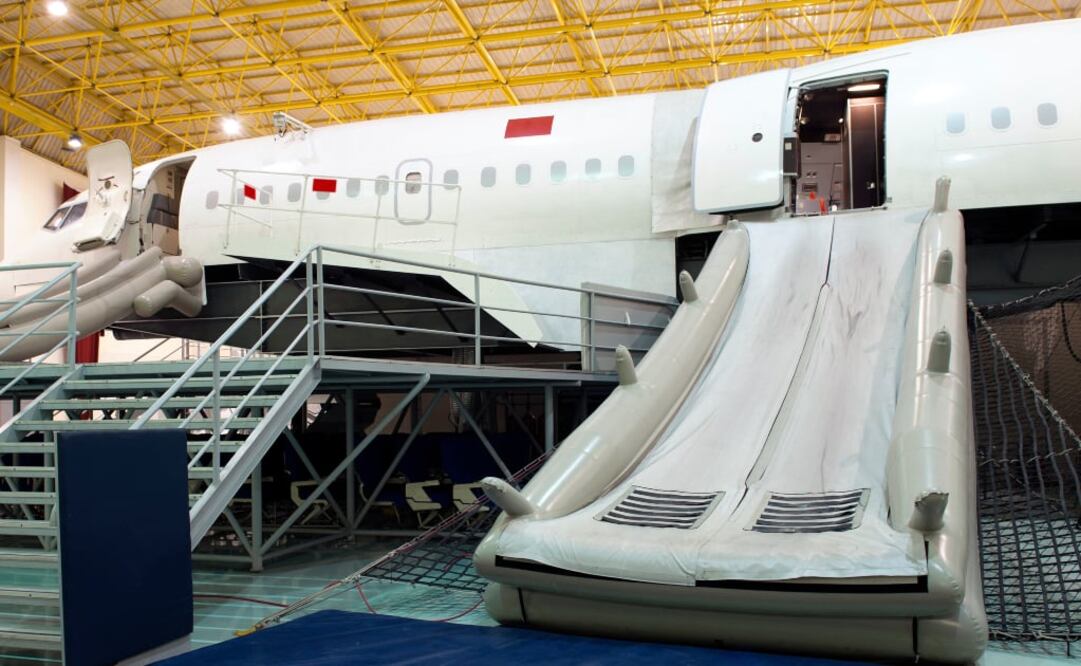 El tobogán de emergencia de un avión puede tardar hasta 6 segundos en inflarse. (Foto: iStock)