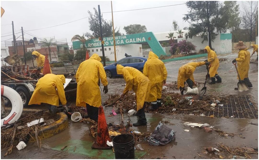 Personas ha iniciado limpia de las calles por la lluvias. Foto: Leo Montañez, presidente Municipal de Aguascalientes