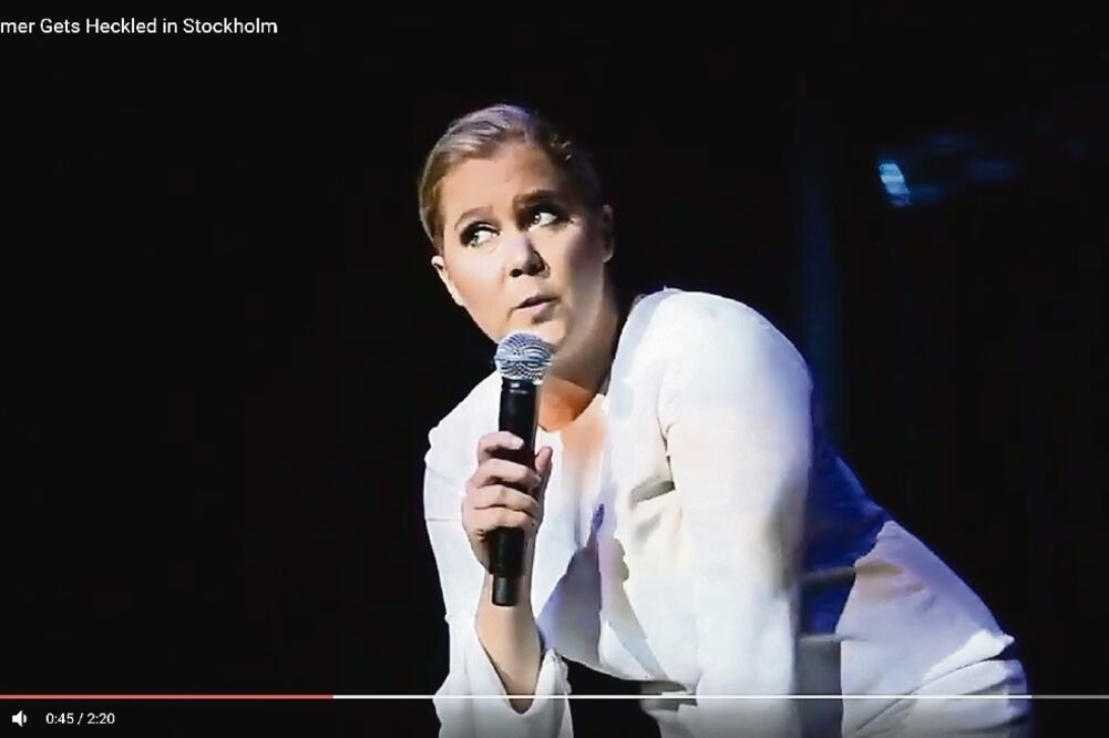 Aunque Amy le dio otra oportunidad al sujeto, éste siguió gritándole (FOTOS: YOUTUBE)