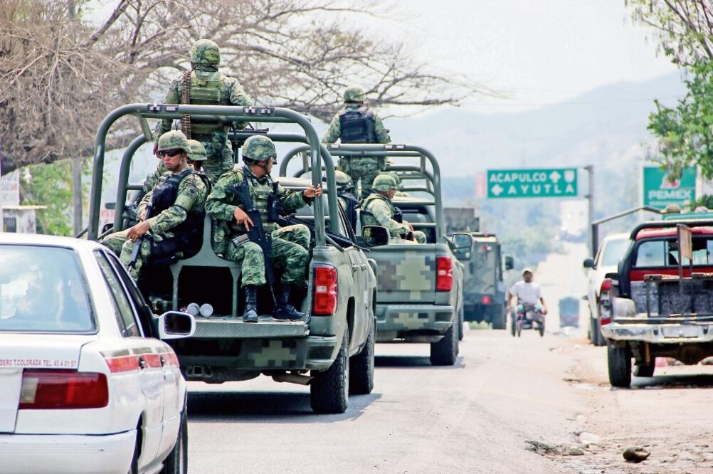 Después del enfrentamiento entre autodefensas en El Ocotito, de Chilpancingo, llegaron militares, policías federal y ministeriales, quienes cercaron la zona. (ARTURO DE DIOS PALMA. EL UNIVERSAL)