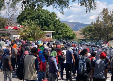 Guardia Nacional impide toma de casetas a padres de los 43 normalistas de Ayotzinapa