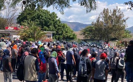 Guardia Nacional impide toma de casetas a padres de los 43 normalistas de Ayotzinapa