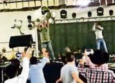 Gerardo Ortiz cancela show; fans destrozan el escenario