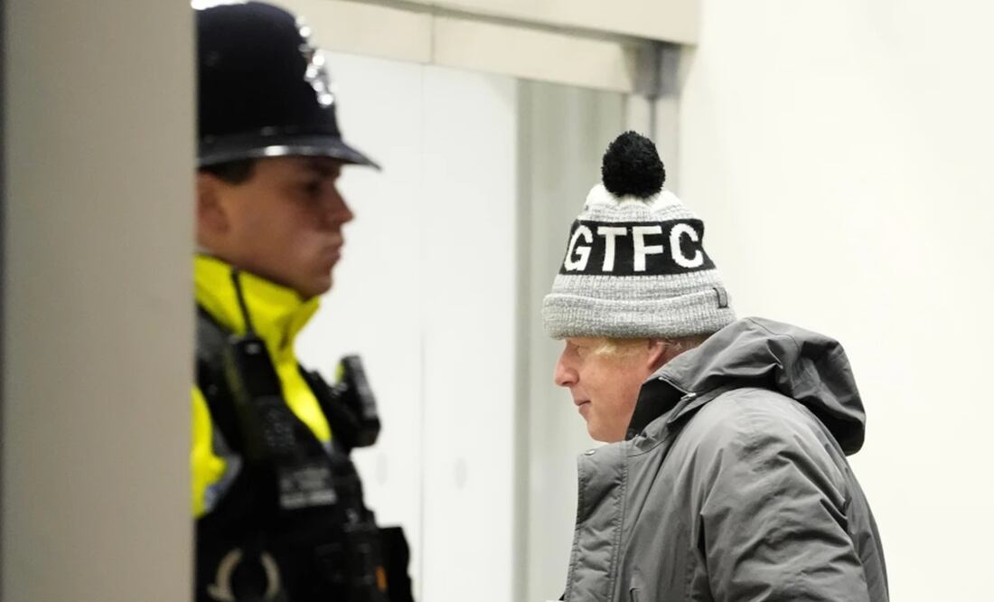 El exprimer ministro de Reino Unido, Boris Johnson, llega a una investigación por la pandemia del coronavirus, en Dorland House, Londres. Foto: AP