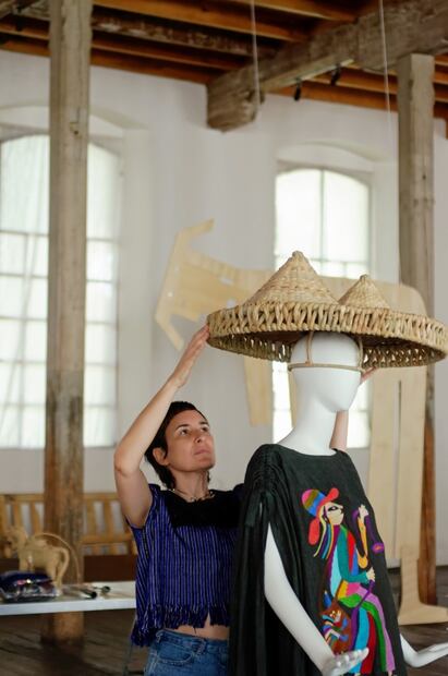 Carla Fernández reflexiona sobre la indumentaria utilitaria