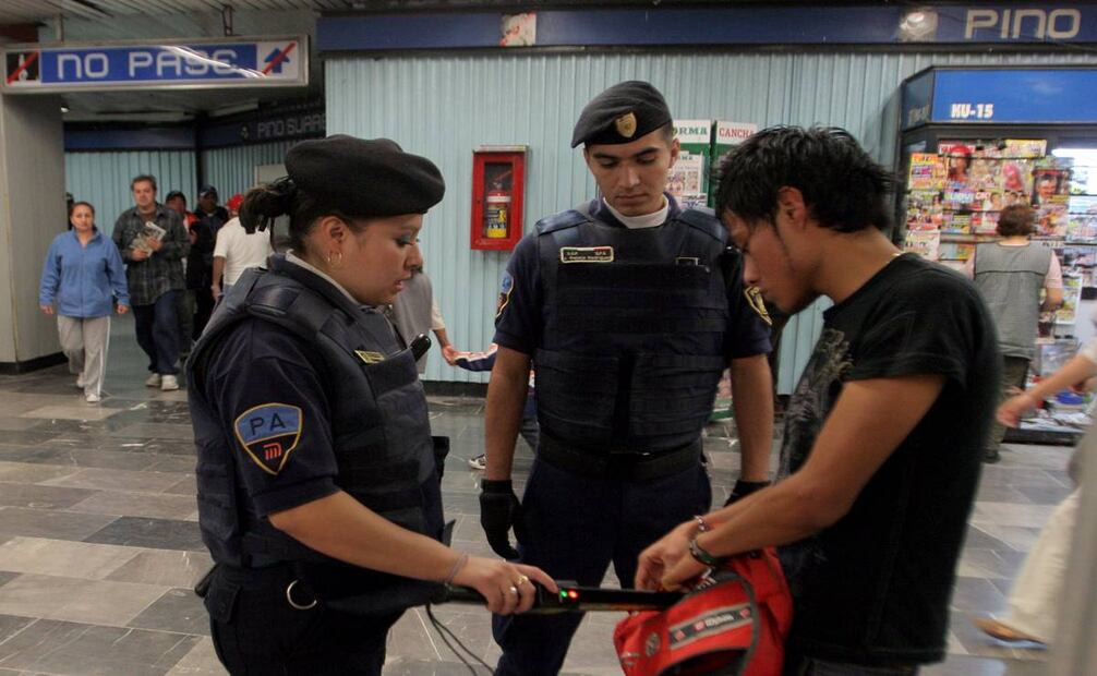 La policía capitalina implementó un operativo al interior de las estaciones del Metro para revisar a sus usuarios con detectores de metales. Foto: Fernando Ramírez/EL UNIVERSAL.