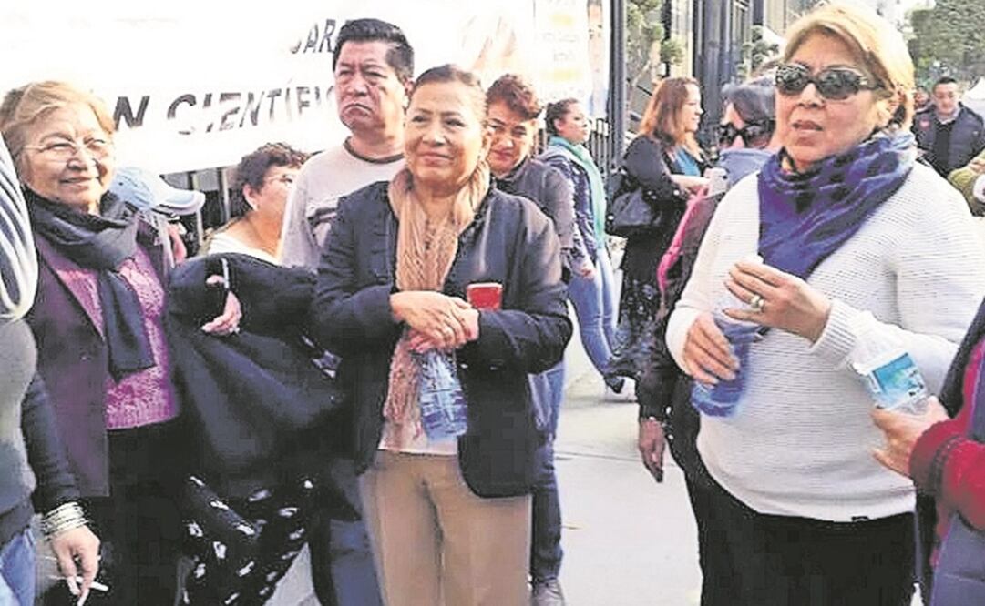 Integrantes del Colectivo de Familiares de Desaparecidos y Asesinados de Chilpancingo piden justicia afuera de la Secretaría de Gobernación. Foto: COLECTIVO FAMILIARES DE DESAPARECIDOS