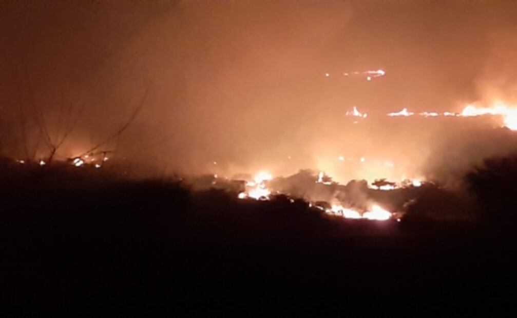 Bomberos quedan envueltos entre las llamas al combatir incendio en Aguascalientes
