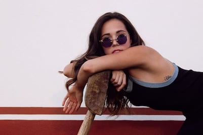 Aneliz Aguilar posa en suéter abierto sin bra y rompe las redes