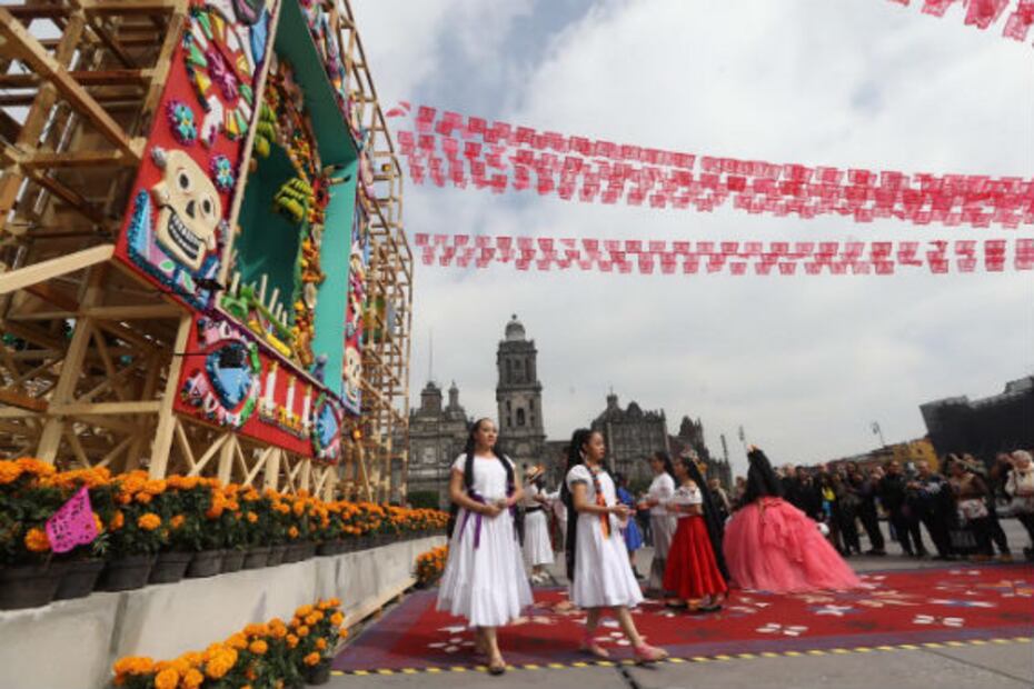 AMLO recorre apuradamente la mega ofrenda de Día de Muertos en el Zócalo