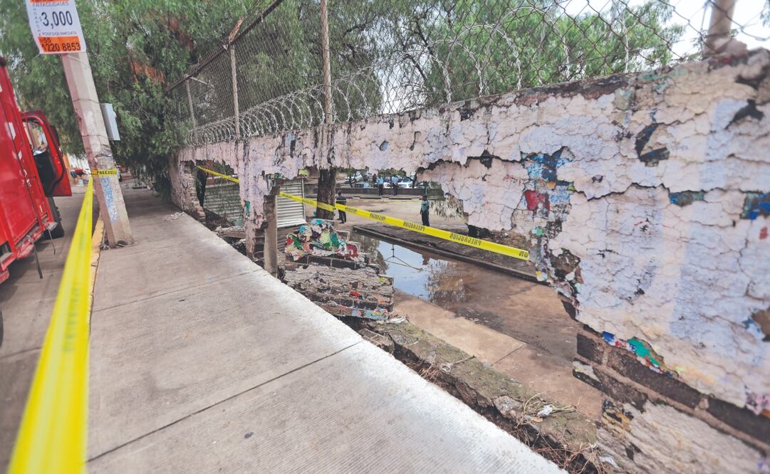 La fuerte lluvia del lunes derribó una parte de la barda perimetral del estacionamiento del Hospital General de Zona 53 del IMSS, en Los Reyes La Paz. Foto: de Axel Sánchez. EL UNIVERSAL