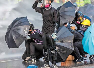 Violencia invade calles de Hong Kong