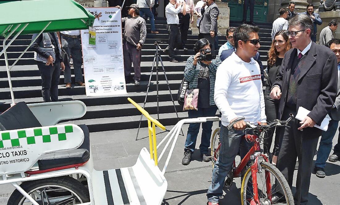 En las escalinatas de la Asamblea Legislativa, Miguel Maximiliano, de la cooperativa “ Los Mosquitos” presentó el vehículo como una opción de movilidad alternativa en el primer cuadro de la Ciudad de México (ESPECIAL)