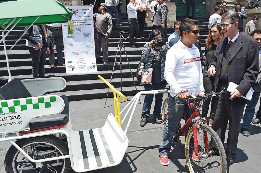 En las escalinatas de la Asamblea Legislativa, Miguel Maximiliano, de la cooperativa “ Los Mosquitos” presentó el vehículo como una opción de movilidad alternativa en el primer cuadro de la Ciudad de México (ESPECIAL)