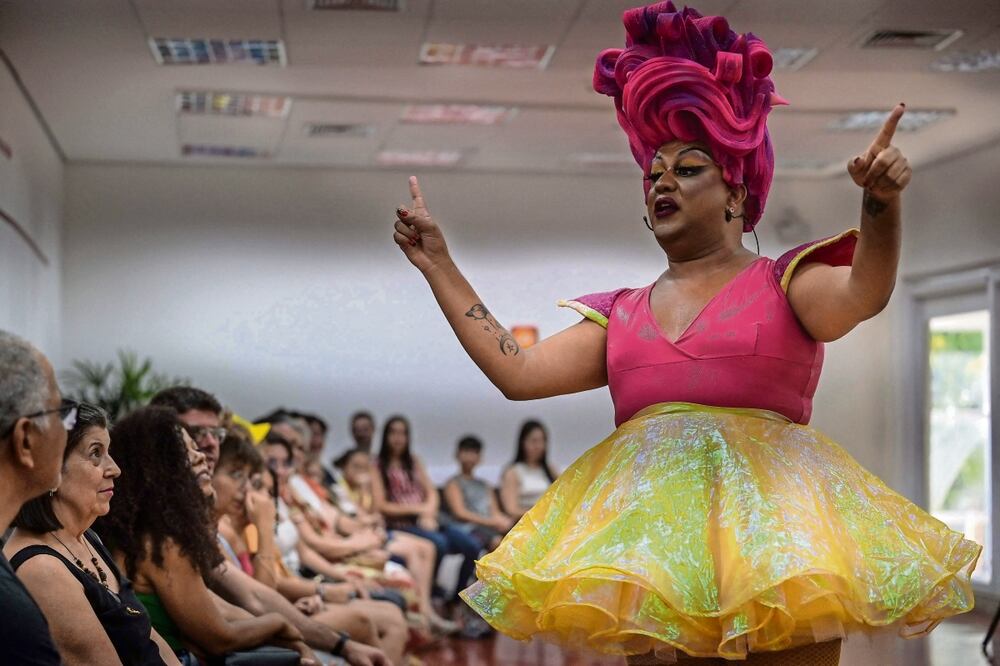 Paulo Reis, profesor de Artes y actor, personifica a la drag queen. Foto: AFP