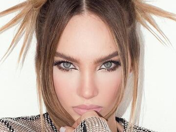 Belinda impacta en look total black con minivestido y botas altas