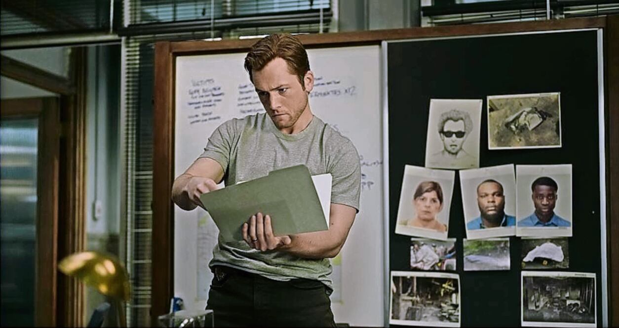 Taron Egerton, también productor ejecutivo de la serie, interpreta a Dave, un exbombero e investigador, que guarda un oscuro secreto. Foto: Apple TV