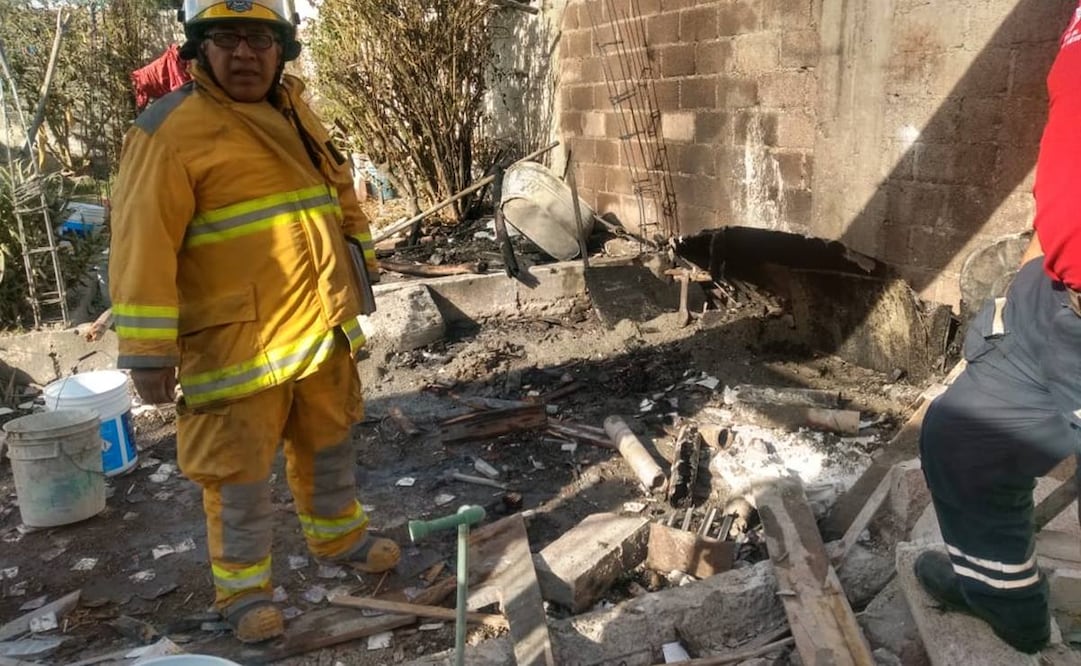 En tanto, los bomberos removían escombros para descartar un incendio o una nueva explosión. Foto: Especial 