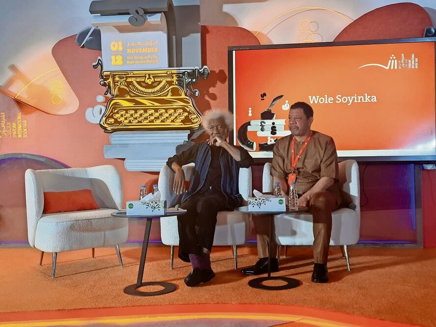 Durante su conversación con estudiantes, Wole Soyinka aseguró que las redes sociales están llenas de filisteos y bárbaros que abaratan la lengua y la creatividad. Él dice que prefiere comunicarse a través de sus libros. Foto: Frida Juáarez / EL UNIVERSAL