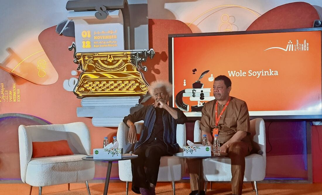 Durante su conversación con estudiantes, Wole Soyinka aseguró que las redes sociales están llenas de filisteos y bárbaros que abaratan la lengua y la creatividad. Él dice que prefiere comunicarse a través de sus libros. Foto: Frida Juáarez / EL UNIVERSAL
