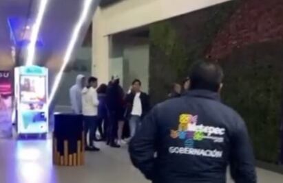 Vive tras caer de escaleras eléctricas en Pabellón Metepec