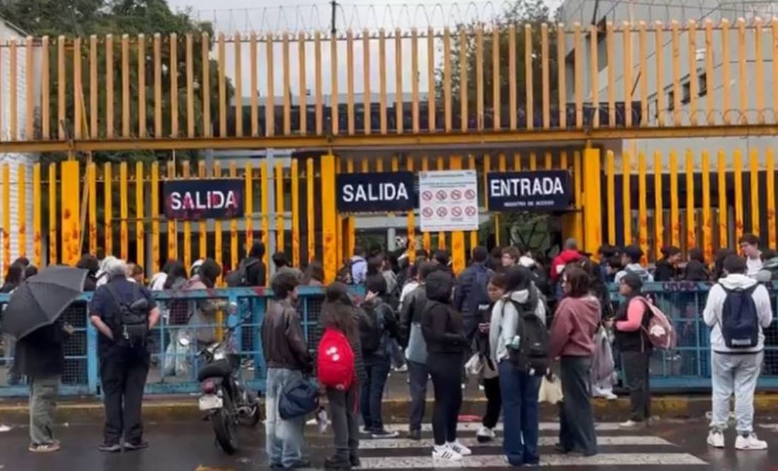 Jóvenes encapuchados toman las instalaciones de prepa 8 de la UNAM
Foto: Especial.