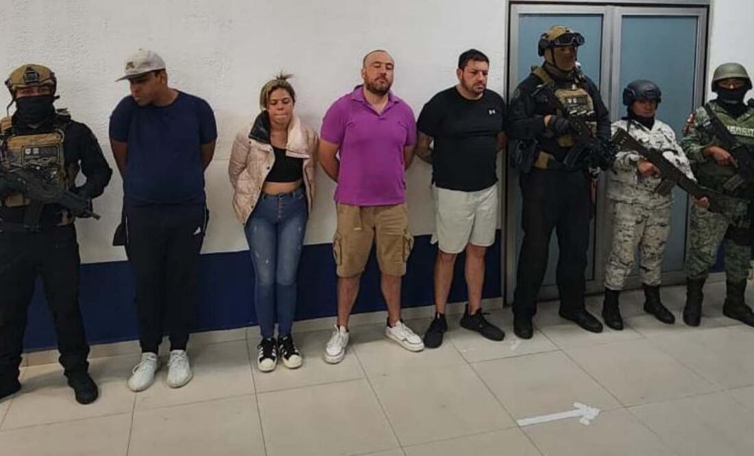 Detuvieron a Carlos Alfonso Ramírez López alias "Charlie o Güero" quien se hacía pasar por el jefe de gobierno Martí Batres Guadarrama; Christian Méndez Urias de 42 años; Antonio Moreno Villegas de 28 años; Angelie Romero Hernández de 23 años. Foto: Especial