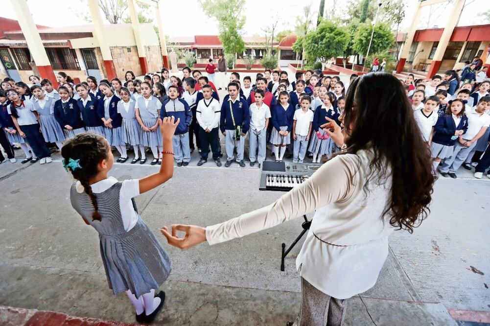 La maestra de canto señala que a través de disciplina amorosa los niños han logrado vencer sus miedos y darse cuenta que se pueden sentir bien mediante la música (Fotos: ARIEL OJEDA. EL UNIVERSAL)