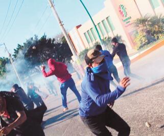 Policía dispersa con gases a padres de los 43