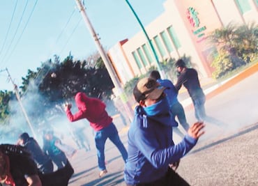 Policía dispersa con gases a padres de los 43