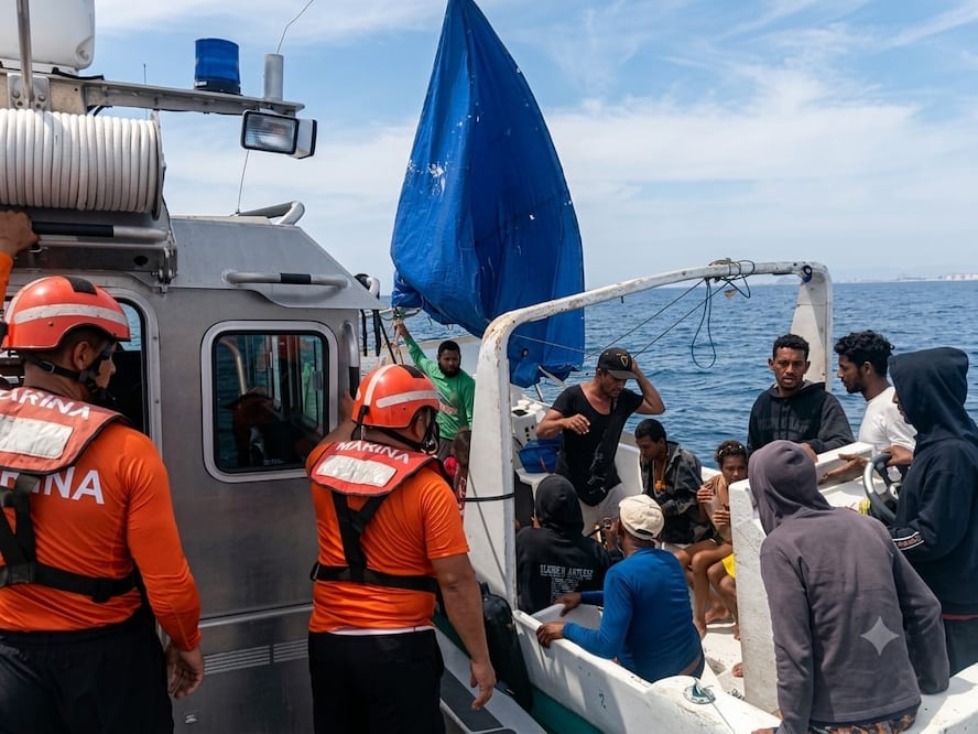 Secretaría de Marina rescata a 16 personas de origen cubano frente a costas de Yucatán; se hallaban a la deriva. (Foto: especial)
