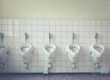 Así son los urinarios que evitan las salpicaduras en el baño que son furor en redes