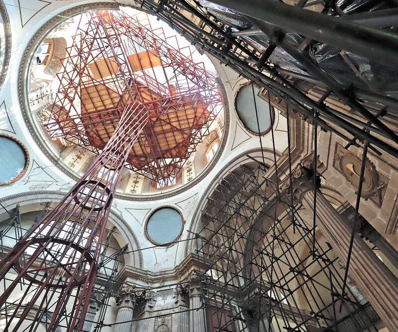 Al interior del inmueble histórico, que está ubicado en la colonia Guerrero, se colocó una estructura metálica que va desde sus cimientos hasta la cúpula; se prevé que la construcción de este andamio concluya en el transcurso de esta semana. FOTOS: BERENI